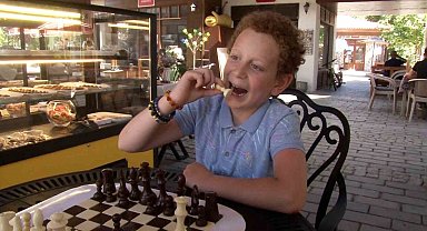 En tatlı satranç, rakibinden kazandığı taşı afiyetle yedi