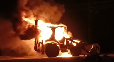 Erciş'te iş makinesi alev alev yandı