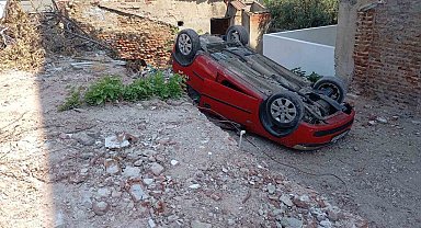 Erdek'te park etmeye çalışırken takla atan araç arsaya düştü