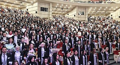 ERÜ'de genç iletişimciler mezun oldu