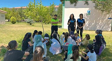 Erzincan polisi çocukları bilgilendiriyor