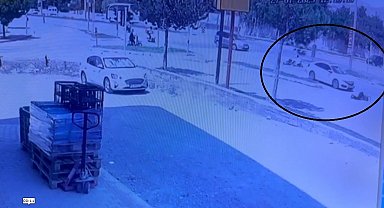Erzincan'da otomobil ile elektrikli bisikletin çarpışma anı güvenlik kamerasına yansıdı