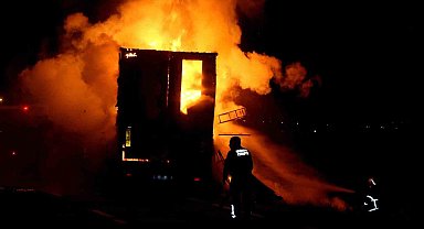 Erzincan'da tırın dorsesi yandı