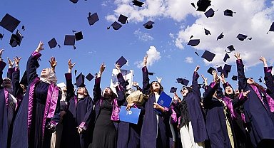 Erzurum Teknik Üniversitesi 2024-2025 akademik yılı mezuniyet töreni kurumsal bir coşku ile gerçekleştirildi