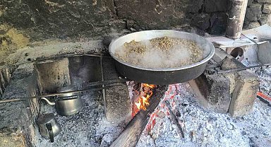 Erzurum Uzundere'de pekmez kazanları kaynıyor