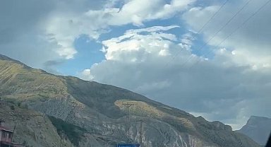 Erzurum'da spor araç mıcıra kapıldı, sürücü kazayı son anda atlattı