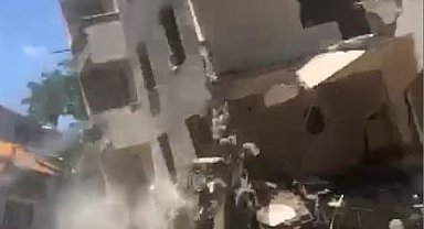 Esenyurt'ta yıkımı yapılan bina bir anda çöktü