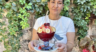 Eşinin iş kazası geçirmesiyle hayatı değişen kadın, 450 yıllık külliyede serinleten lezzet bici biciyle hayata tutundu