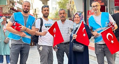 Esnafa ve vatandaşlara binlerce bayrak dağıtıldı