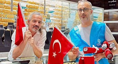 Esnafa ve vatandaşlara binlerce bayrak dağıtıldı