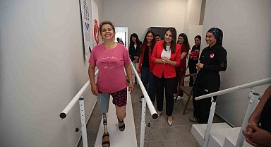 Esra Masatlı, Engelli Sosyal Girişimcilik Merkezi'nde tedavi olan vatandaşlarla bir araya geldi