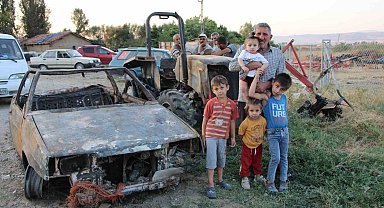 Ev, traktör ve otomobili yanan çift 4 torunuyla yuvasız kaldı