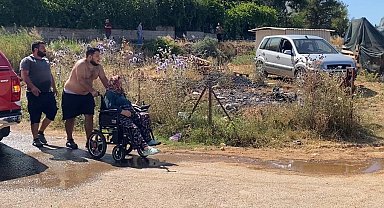 Evine yaklaşan alevlerden kurtarılan kadın tekerlekli sandalyeyle bölgeden uzaklaştırıldı