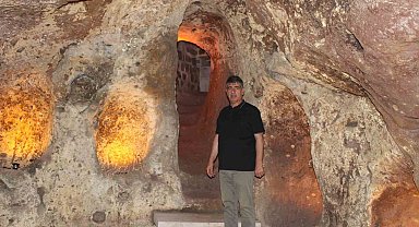 Evinin altında iki bin yıllık parmak izleriyle yaşıyor