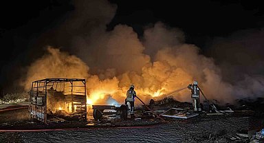 Eyüpsultan'da alevler geceyi aydınlattı: Lastik deposunda korkutan yangın