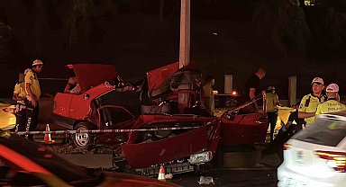 Eyüpsultan'da feci kaza... Aydınlatma direğine çarpan Tofaş otomobil hurdaya döndü: 1 ölü