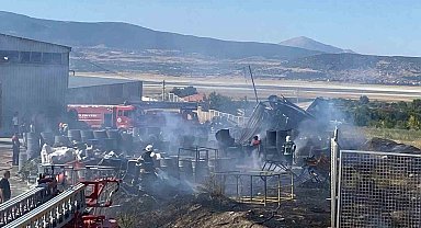 Fabrika deposunda çıkan yangında 2 işçi dumandan etkilendi