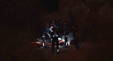 Falezlerden yukarı çıkmak isterken yaralanan genç kızı itfaiye kurtardı