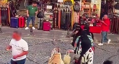 Fatih'te 4 kadın çantaları inceleme bahanesiyle hırsızlık yaptı: O anlar güvenlik kamerasında