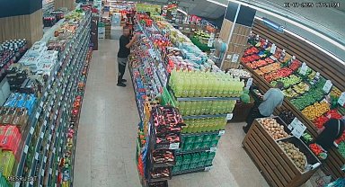 Fatih'te marketten çikolata hırsızlığı kamerada