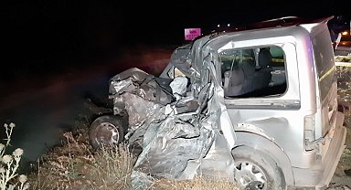 Feci kazada araçlar hurdaya döndü: 1 ölü, 1 yaralı