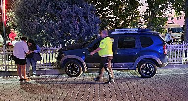 Fenalaşan cip sürücüsü demir korkuluklara çarptı