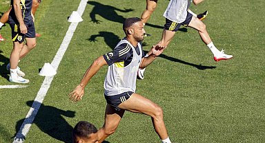 Fenerbahçe, yeni sezon hazırlıklarını akşam idmanıyla sürdürdü