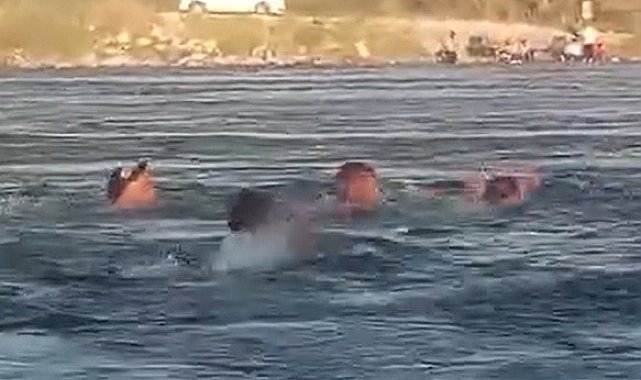 Fırat Nehri'nde 3 kişi boğulmaktan son anda kurtardı