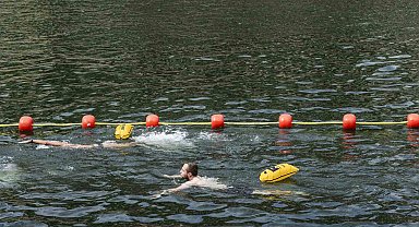 Fransa'da 102 yıl sonra ilk: Seine Nehri yüzmeye açıldı