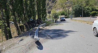 Freni boşalan kamyon uçuruma yuvarlandı: 1 ölü