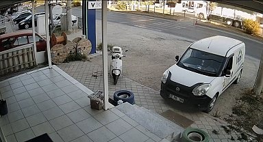 Freni patlayan kamyonun trafik ışığında bekleyen 4 otomobile çarptığı kaza kamerada