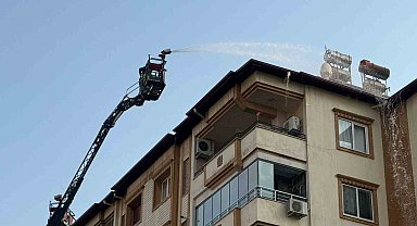 Gaziantep'te 6 katlı binanın çatısında yangın