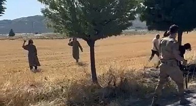 Gaziantep'te kaza yapan aracı kaldırmaya giden jandarmaya saldırdılar
