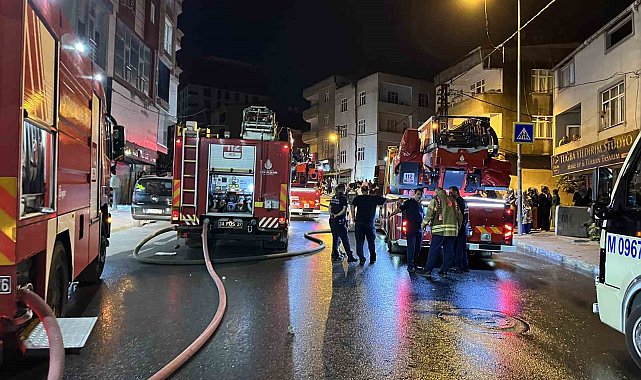 Gaziosmanpaşa'da yangın paniği: 3 katlı binanın çatısı alev alev yandı
