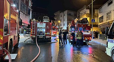Gaziosmanpaşa'da yangın paniği: 3 katlı binanın çatısı alev alev yandı