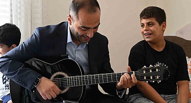Gaziosmapaşa'da darbedilen özel çocuğa gitar sürprizi
