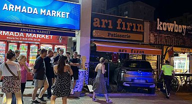 Gazla freni karıştıran sürücü aracıyla pastaneye daldı