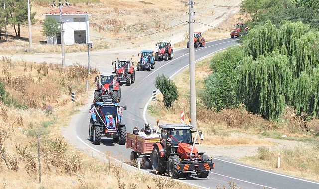 Gelin arabası traktör oldu: Konvoya 50 traktör katıldı