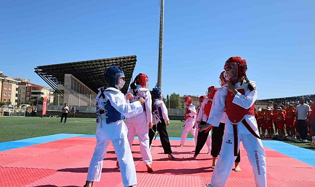 Gençliğe yatırımın kalbi Bozüyük'te attı