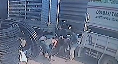 Geri manevra yapan kamyon ile tırın arasında sıkıştı