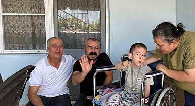 Germencik Belediyesi minik Mustafa'nın tekerlekli sandalyesini teslim etti