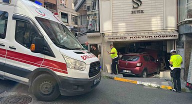 Giresun'da otomobil dükkana girdi: 1 yaralı