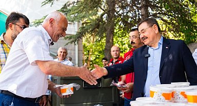 Gölbaşı Belediyesi'nden vatandaşlara aşure ikramı