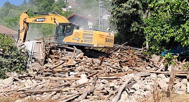 Gölcük'te riskli binalar yıkılıyor