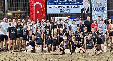 Gölcük'te minik voleybolcular plajda ödüllendi