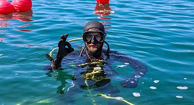 Gölün derinliklerindeki su alma hatları dalgıçlar ile temizleniyor