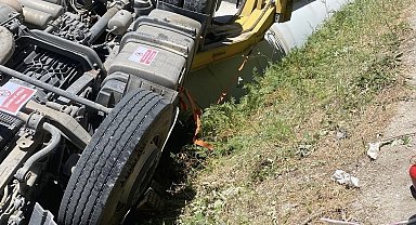 Gönen'de rüzgar türbini kanadı taşıyan tır devrildi: Sürücü hafif yaralandı