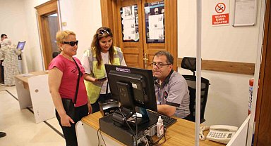 Görme engelli kadını kimlik yenilemeye HBB ekipleri götürdü