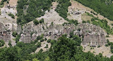 Görüntüsü peri bacalarını andırıyor, efsanesi dilden dile dolaşıyor