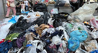 Grev olmasa da İzmir'in göbeğinde sokaklar çöp dolu